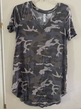 Zenana Outfitters Gray Camo V-Neck Short Sleeve Tee